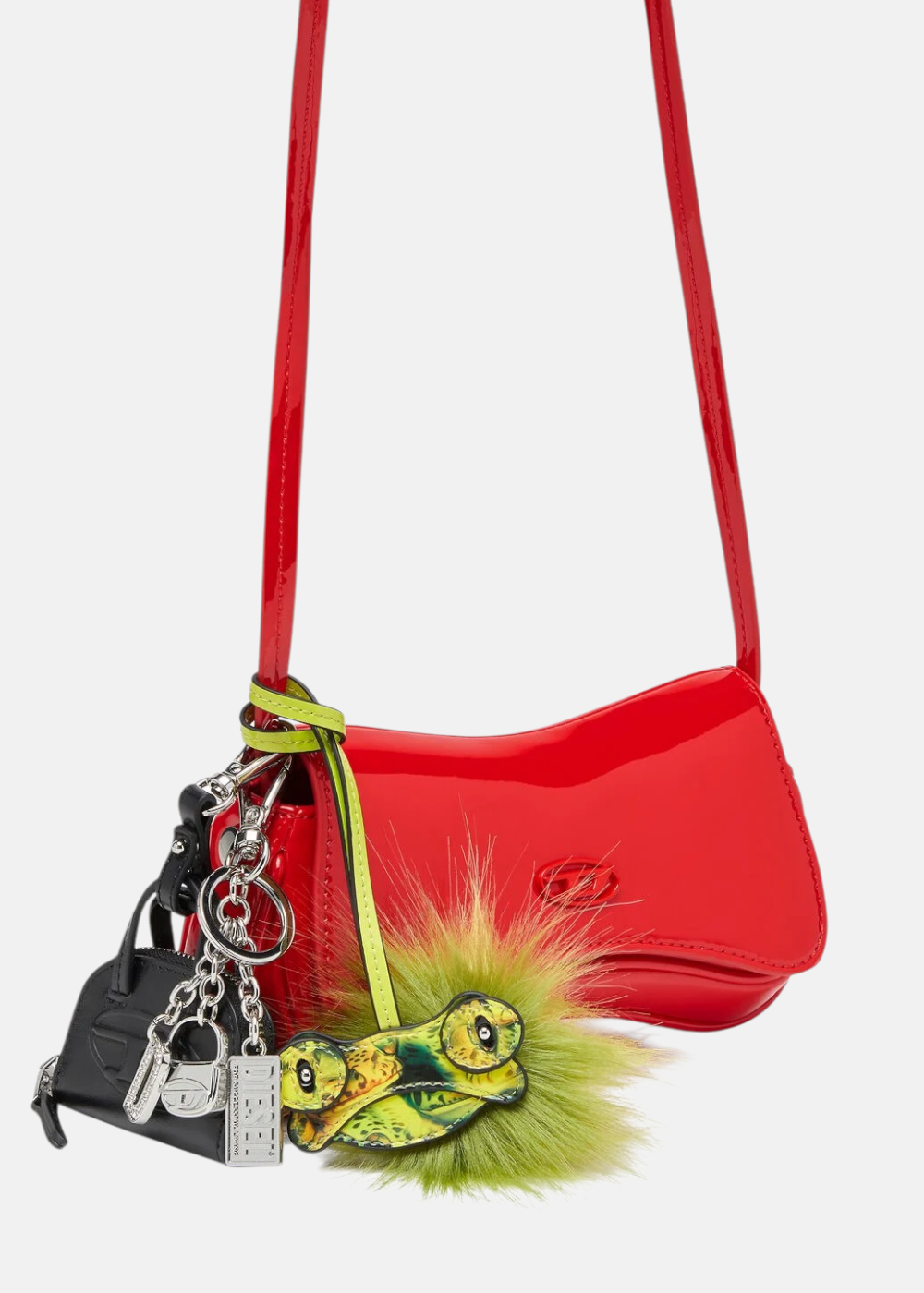 Gros plan sur le logo Diesel embossé et la texture brillante rouge du sac Play Crossbody Xs.