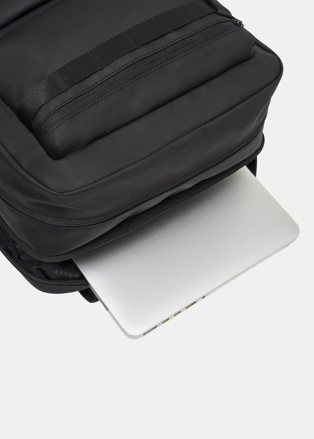 Gros plan sur la texture résistante du sac à dos Oakley noir et ses finitions ainsi que la poche de rangement de l'ordinateur 