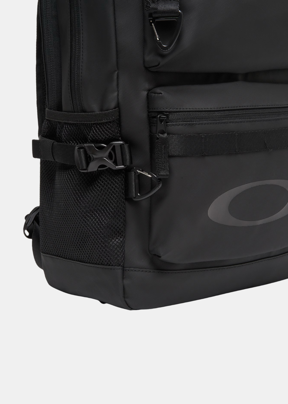 Gros plan sur la texture résistante du sac à dos Oakley noir et ses finitions techniques.