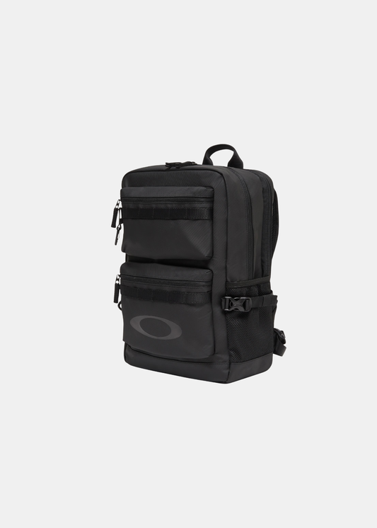 Vue latérale du sac Oakley Rover noir mettant en avant les poches en filet et les boucles de réglage.