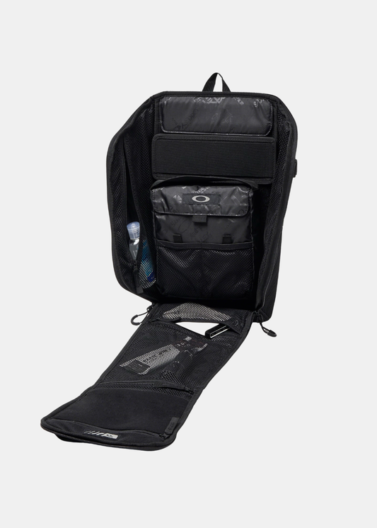 Focus sur la pochette de rangement intérieure amovible avec logo Oakley et poignée de transport.