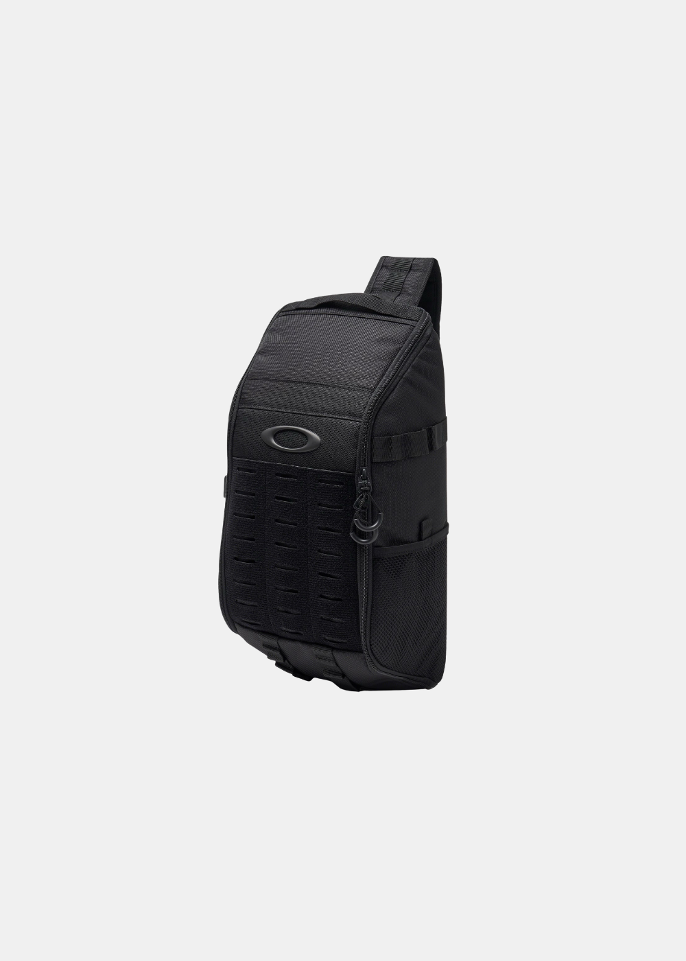 Vue latérale du sac sling Oakley noir soulignant les fixations MOLLE et les poches zippées.