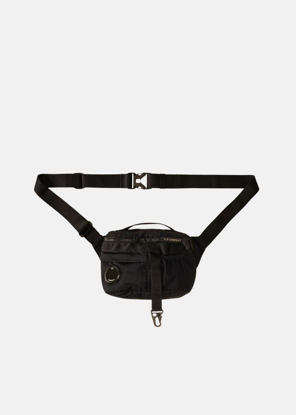 vue de face sur fond blanc de la sacoche banane cp company en nylon noir