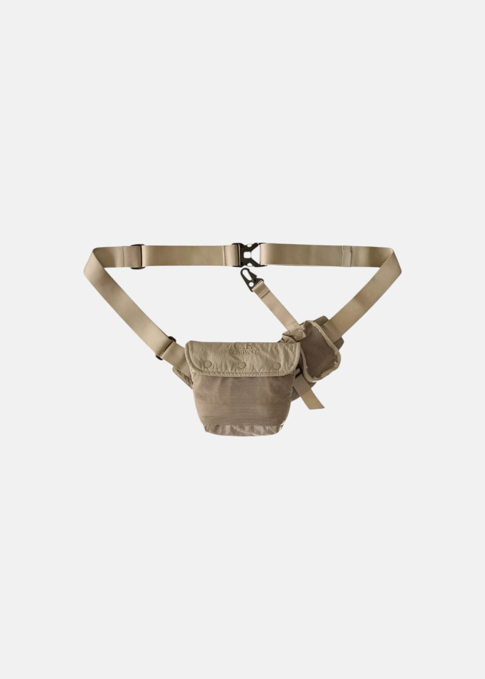 Sacoche C.P. Company banane beige, vue de dos, montrant la texture côtelée et la sangle de fermeture.