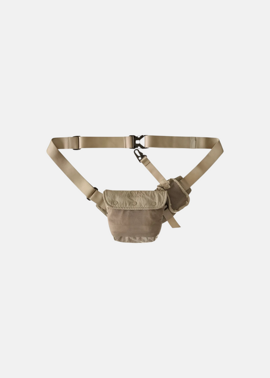 Sacoche C.P. Company banane beige, vue de dos, montrant la texture côtelée et la sangle de fermeture.