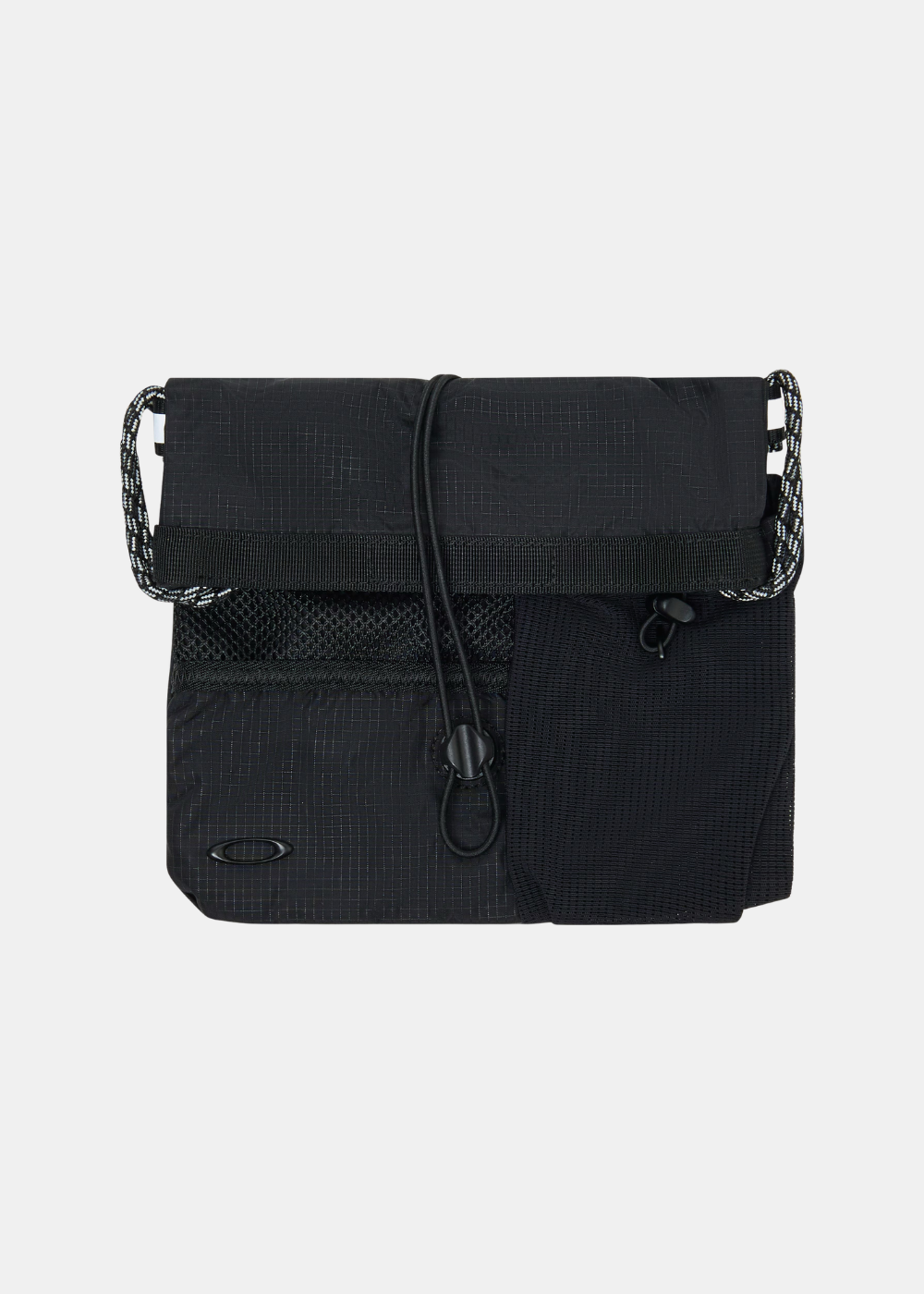 Vue rapprochée de la sacoche Oakley noire, mettant en évidence la texture déperlante, le logo et les détails techniques