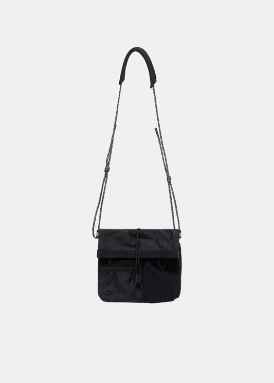 Photo d'ensemble de la sacoche technique Oakley Reserve Pouch noire avec sa bandoulière fine suspendue