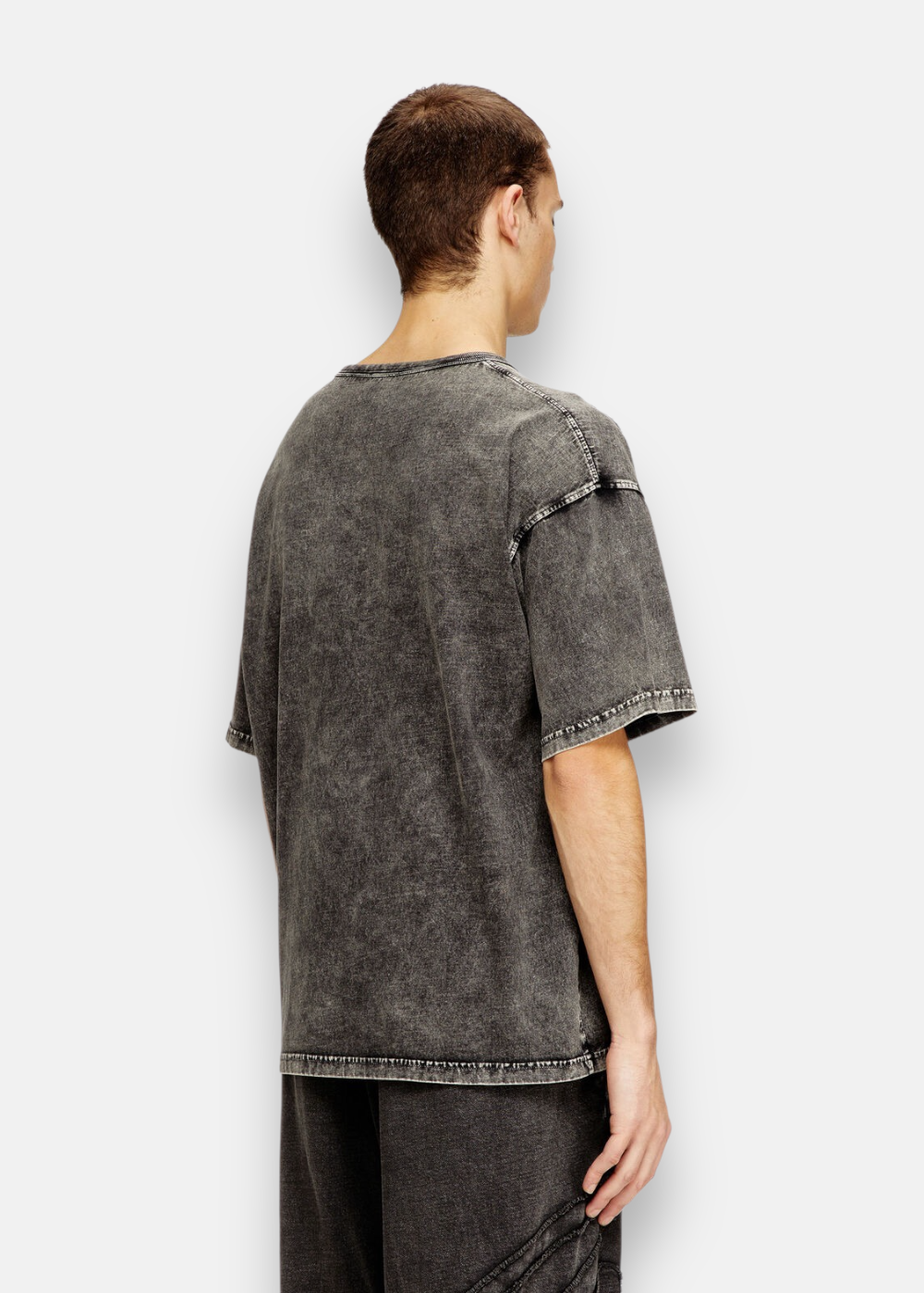 Vue de dos du T-shirt Diesel délavé gris, avec coutures apparentes et finition usée.