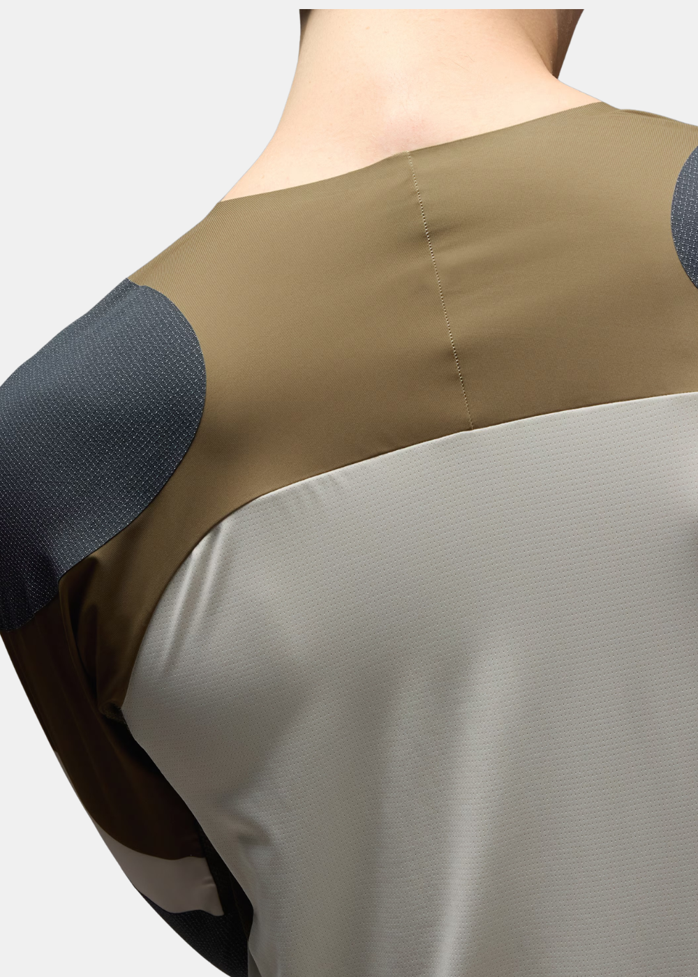 Zoom sur la texture de l'empiècement technique vert armée à l'épaule du t-shirt Oakley