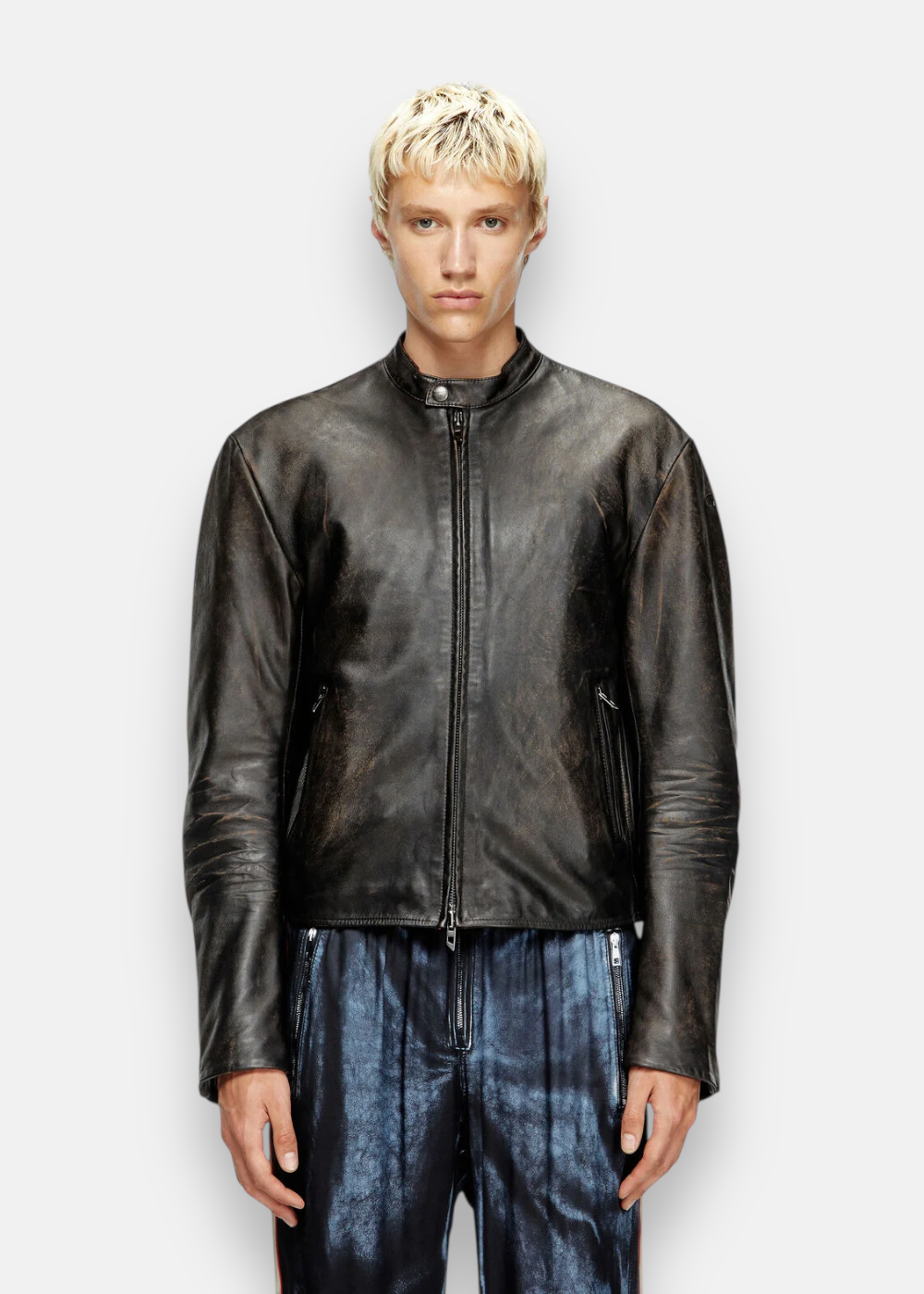 vue de face sur un mannequin de la veste en cuir Diesel style motard effet vieilli