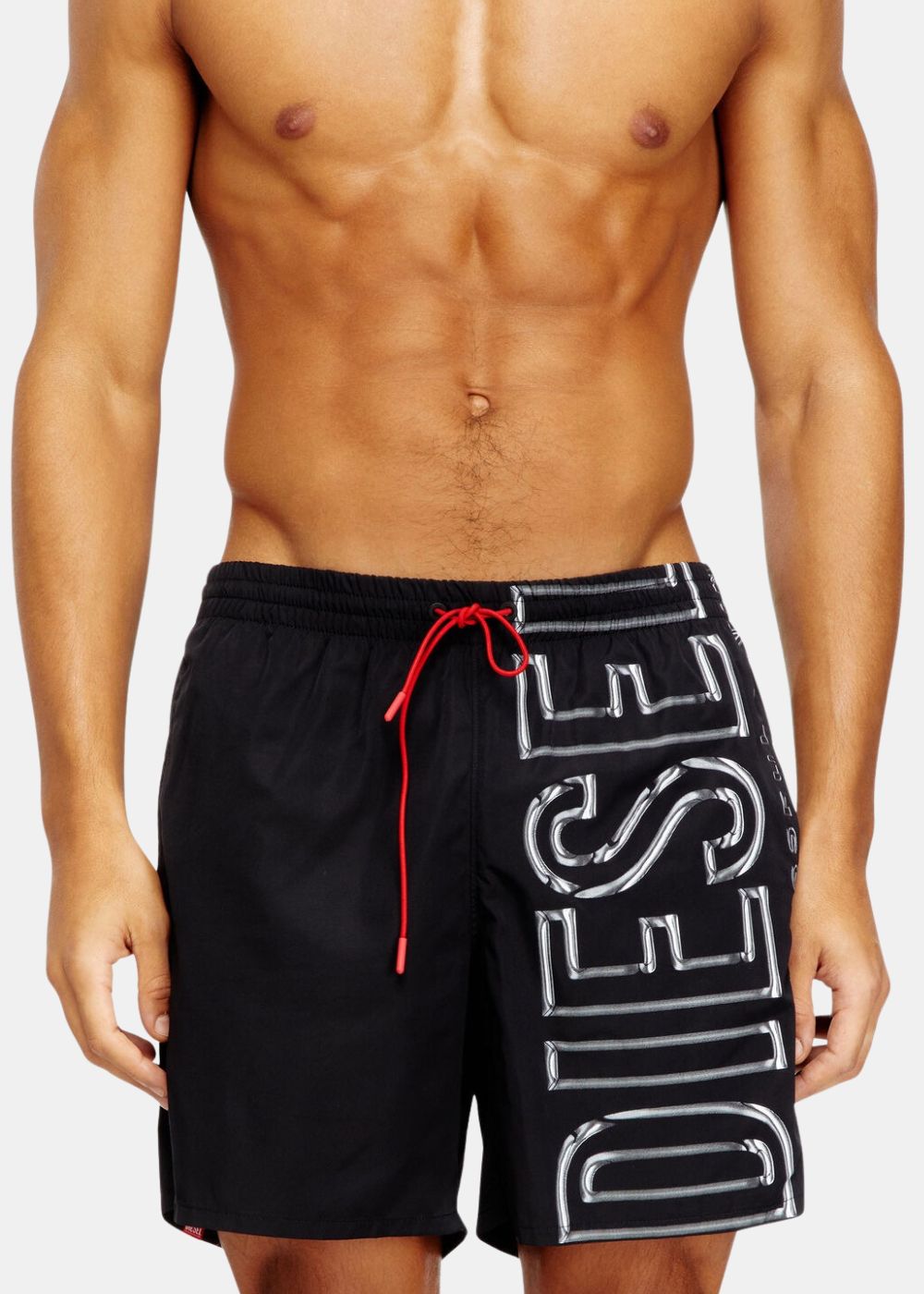 Mannequin portant le short de bain Diesel noir, montrant la coupe mi-longue et l'impact visuel du logo.