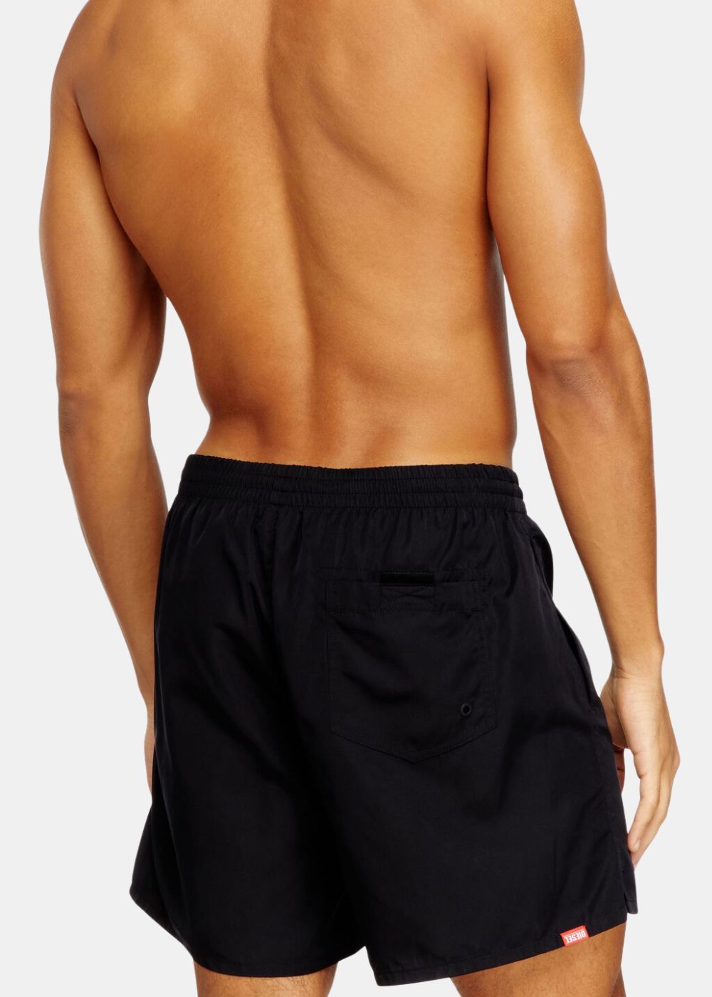 Vue de dos du short de bain Diesel porté, mettant en avant la poche arrière zippée et la coupe ajustée.