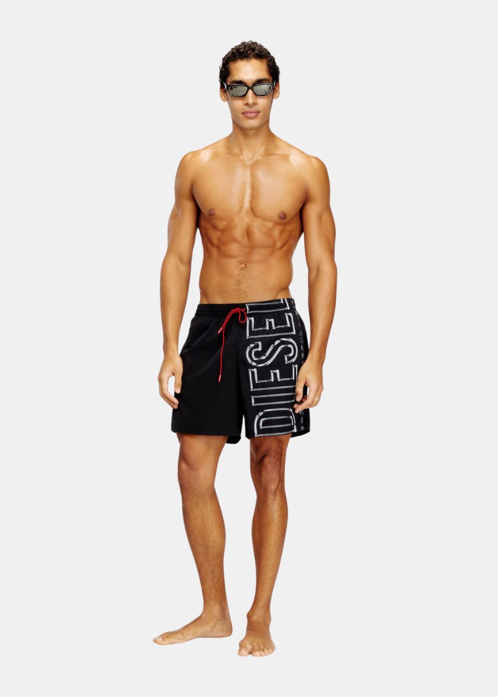 Vue de profil du short de bain Diesel soulignant l'imprimé graphique vertical et la taille élastique.