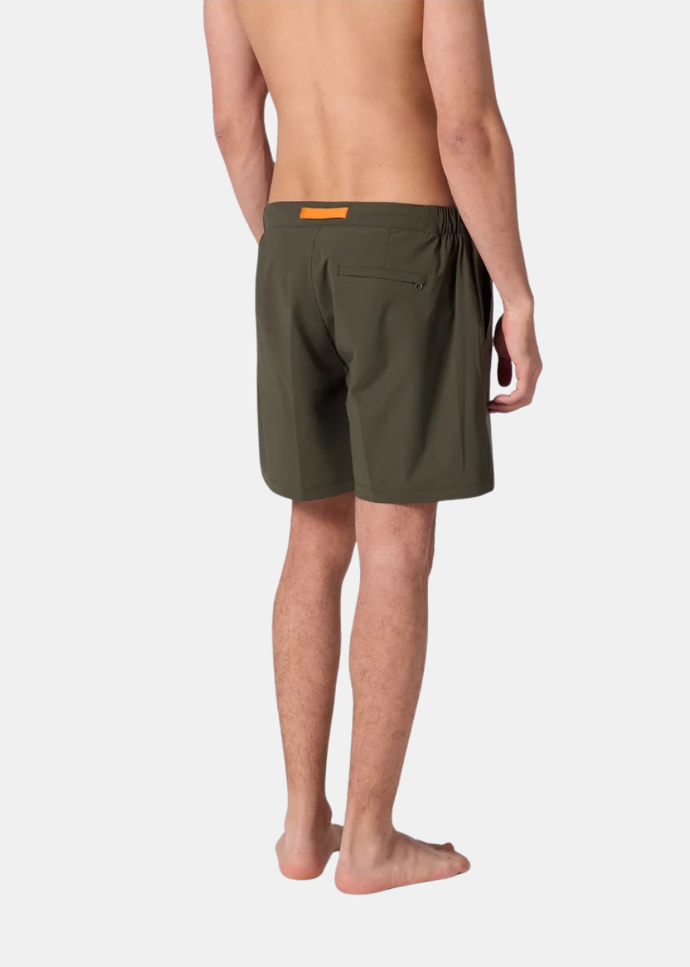 Homme de dos portant le short de bain Gertrude Jean kaki avec poche zippée et étiquette orange à la taille