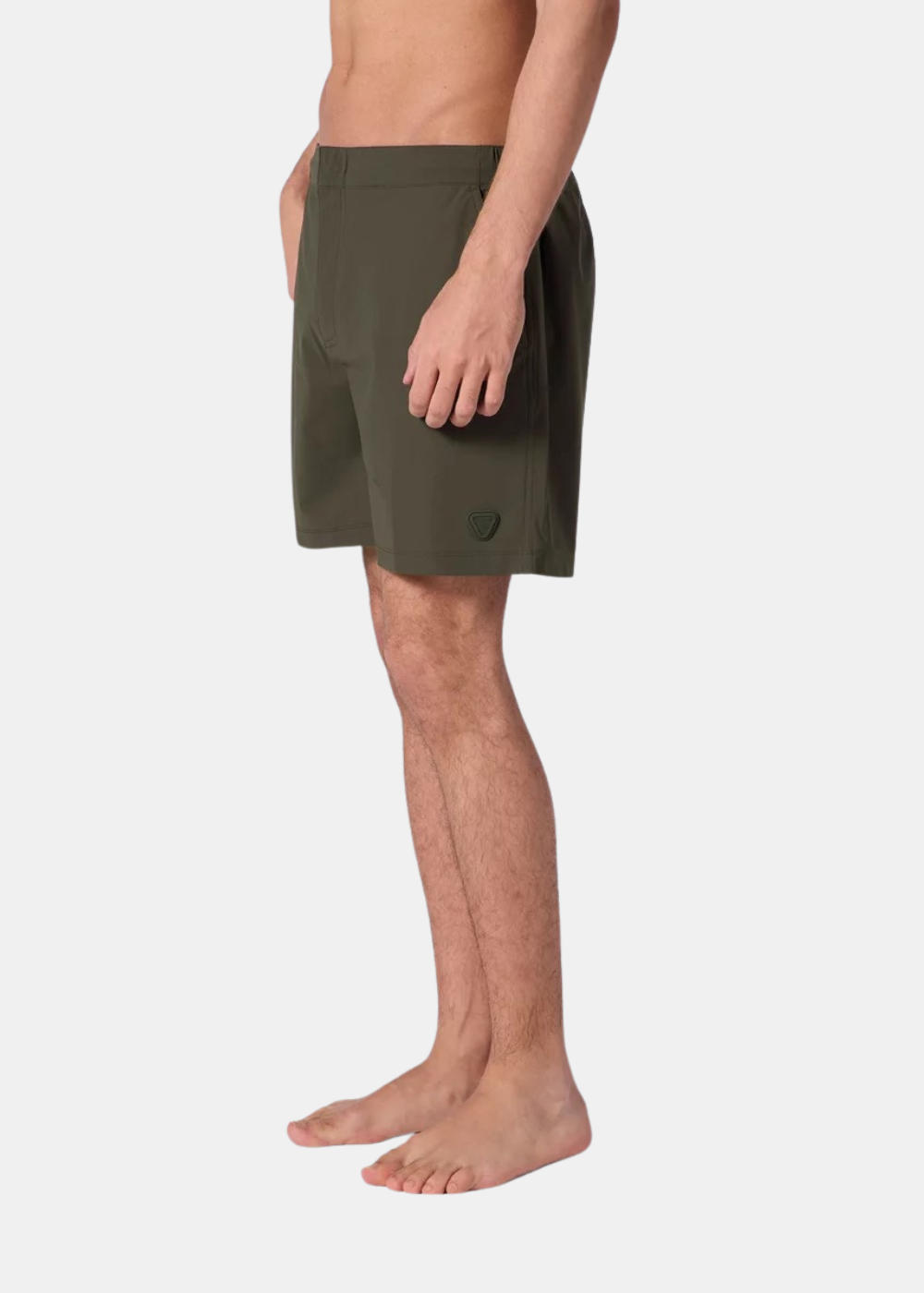 Homme portant le short de bain Gertrude Jean kaki vue de profil montrant la coupe et le logo latéral
