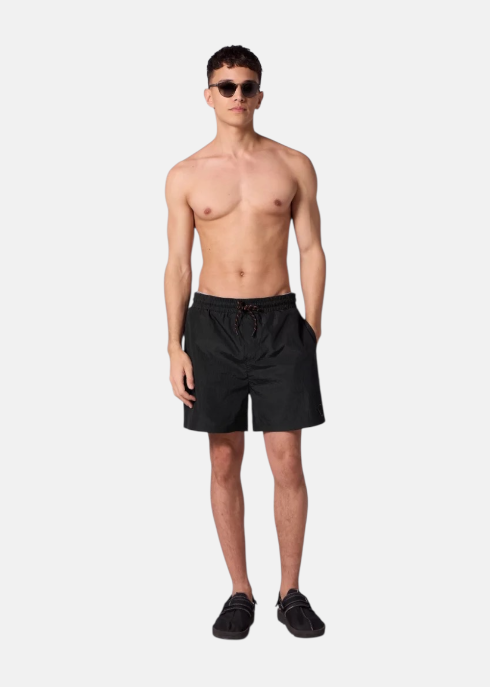 Vue de face d'un homme portant le short de bain noir Gertrude en nylon avec taille élastique.