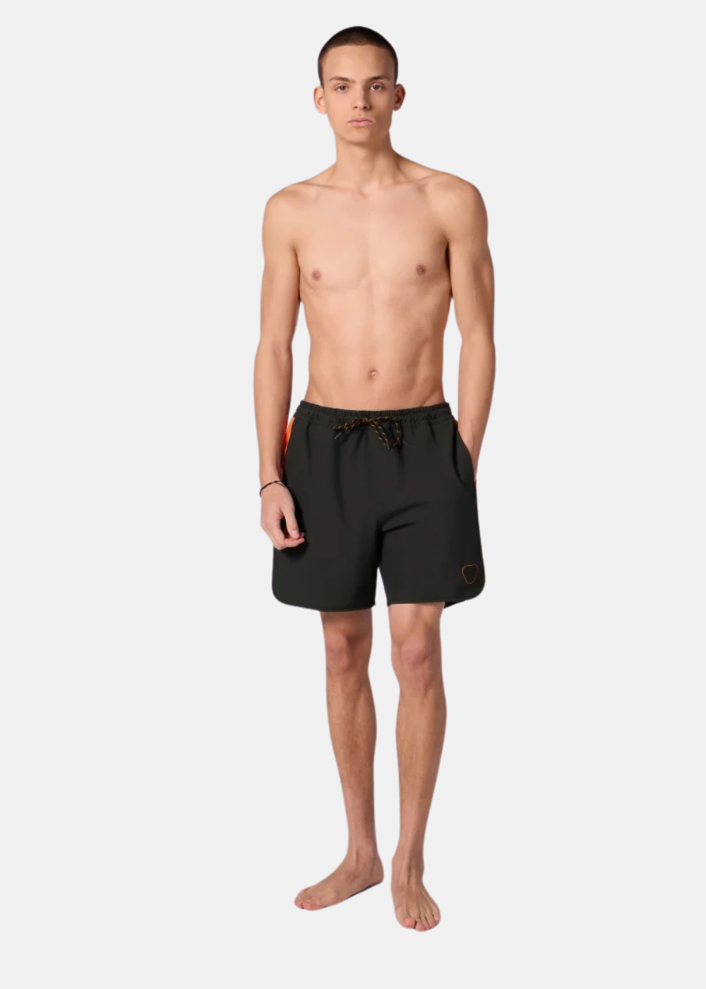 Homme de face portant le short de bain noir et orange Gertrude Samy avec logo silicone sur la cuisse
