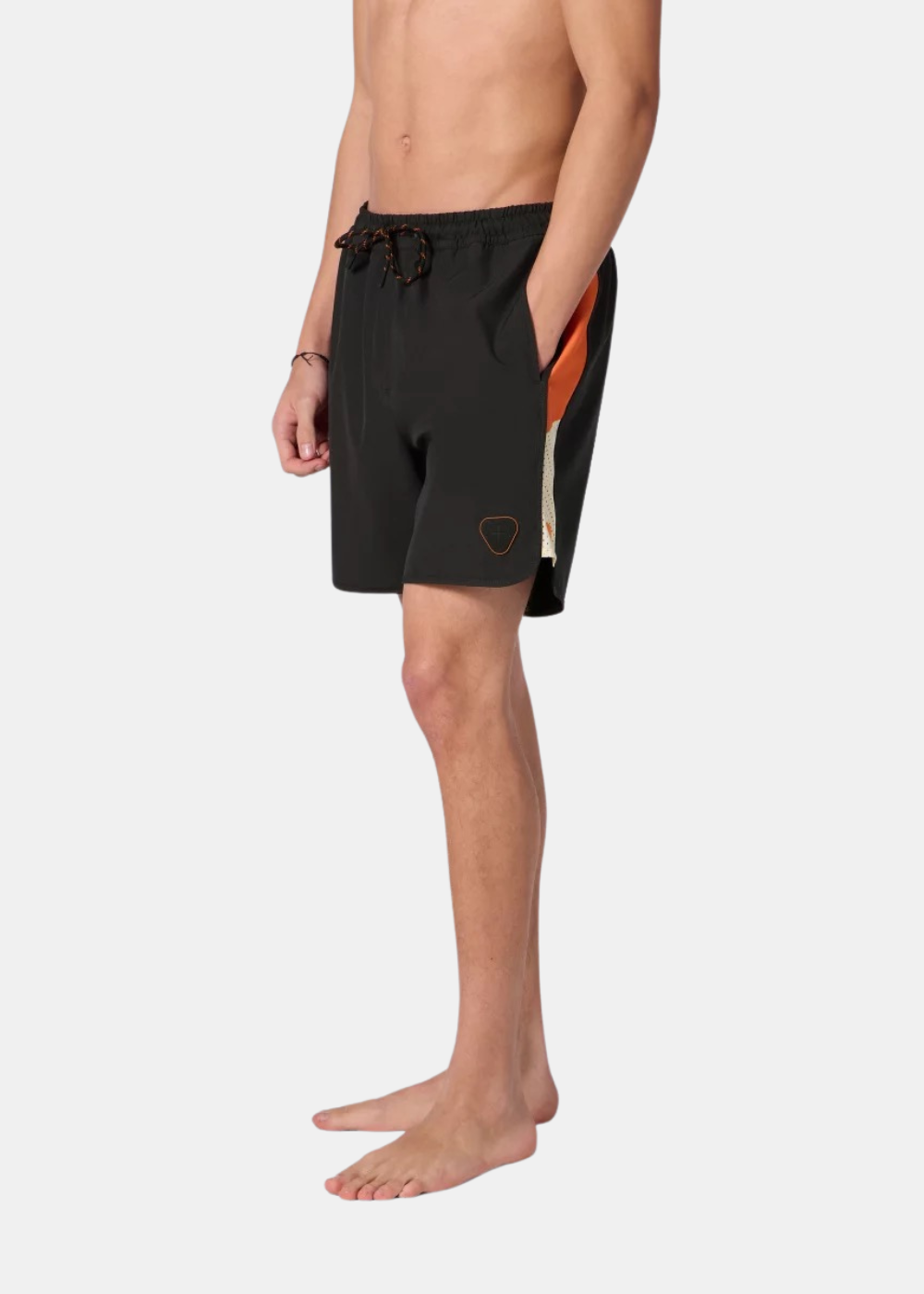 Vue de profil d'un homme portant le short de bain Gertrude Samy noir avec empiècement orange et mesh blanc