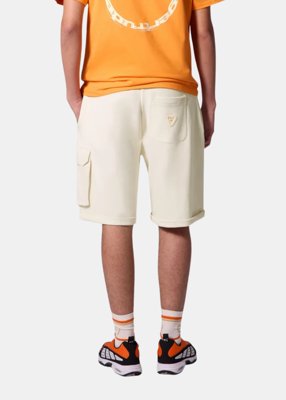 Short cargo beige Gertrude Ivar porté de dos, montrant la poche arrière avec écusson et une poche latérale à rabat.
