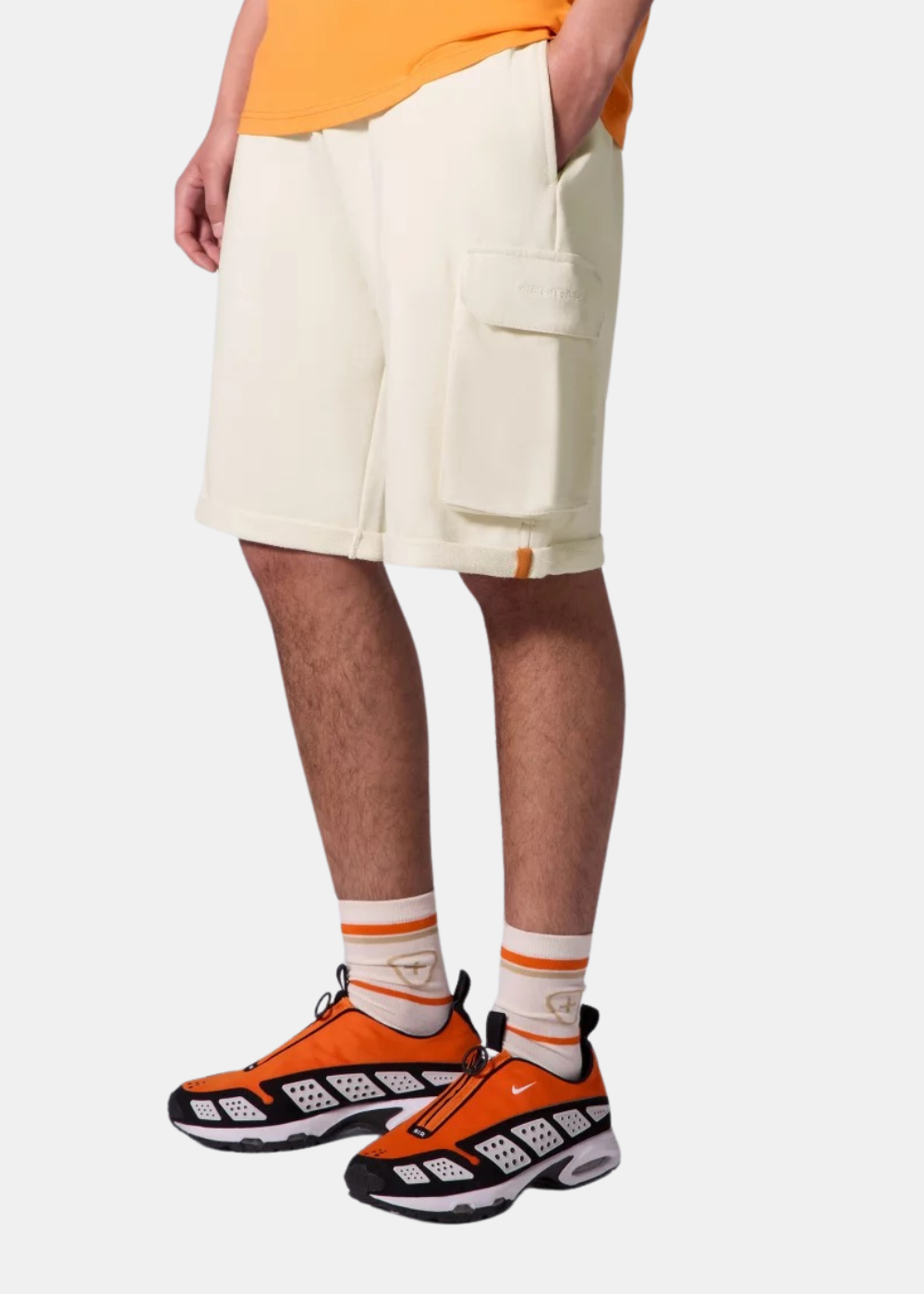 Vue de profil d'un short cargo en molleton beige Gertrude Ivar avec focus sur la poche à rabat latérale.