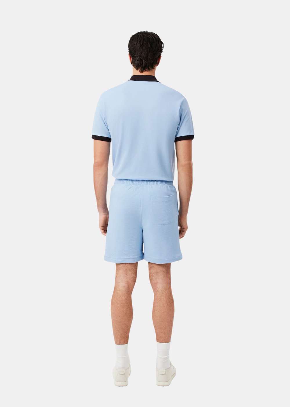 Vue arrière du short en jersey bleu clair Lacoste porté par un mannequin, coupe droite et confortable