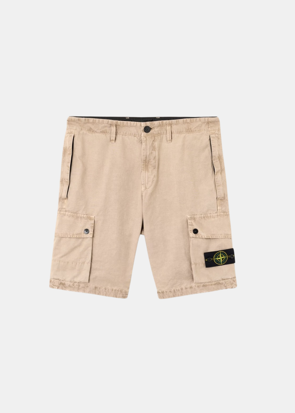 Short cargo beige Stone Island pour homme présenté de face sur fond blanc avec poches latérales plaquées.