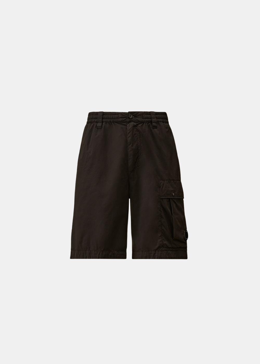Packshot de face sur fond gris d'un short cargo homme C.P. Company en coton mélangé 50 Fili stretch noir, doté d'une coupe loose, d'une fermeture braguette et d'une poche latérale asymétrique avec le verre de lunette (Lens) signature