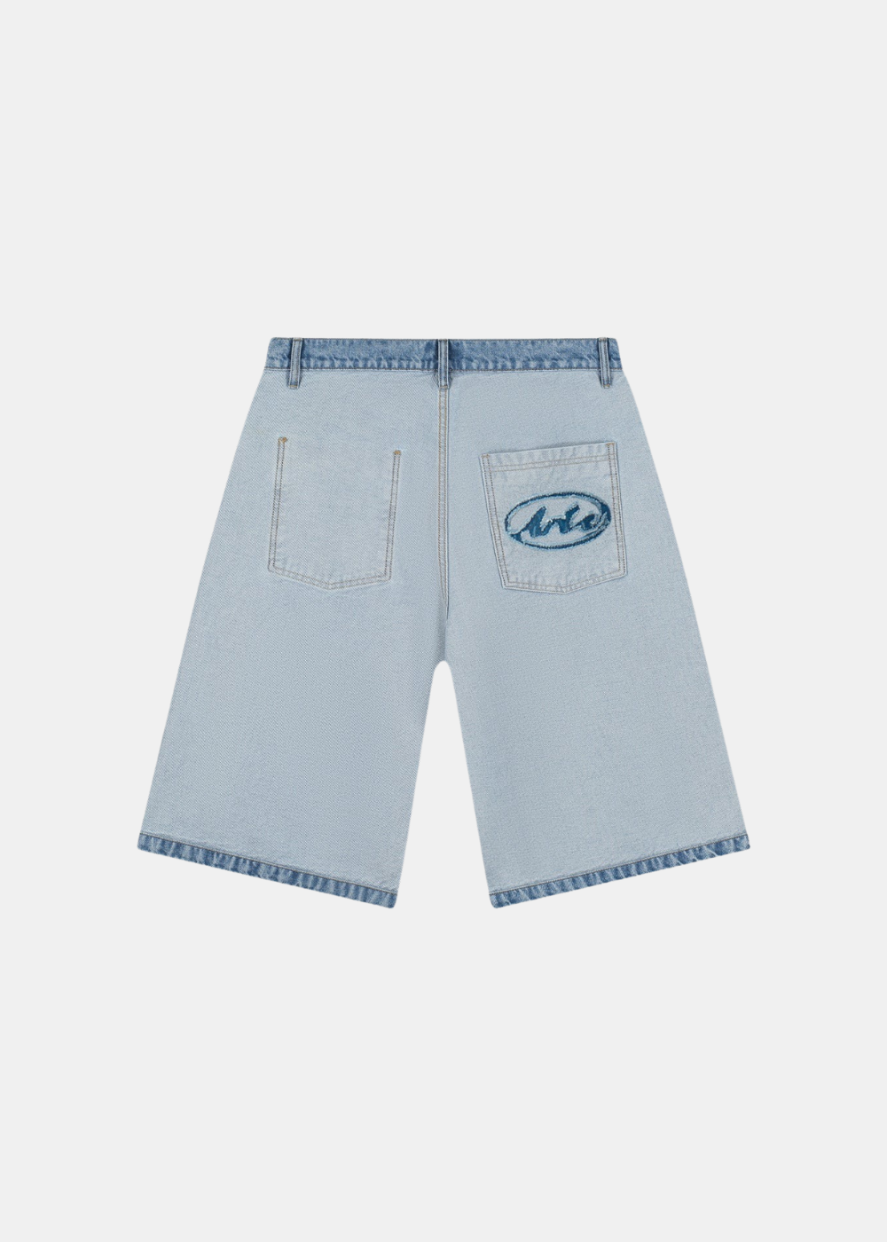 Short en denim bleu clair Arte Antwerp à construction inversée avec coutures apparentes, vue de face.