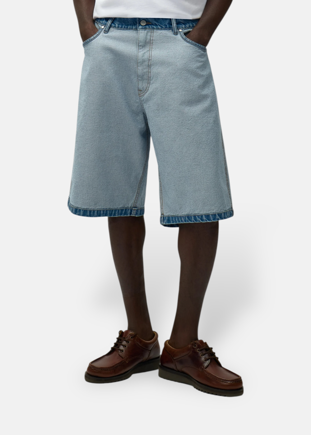 Short en denim bleu clair à look déstructuré Arte Antwerp porté par un mannequin, vue de face.