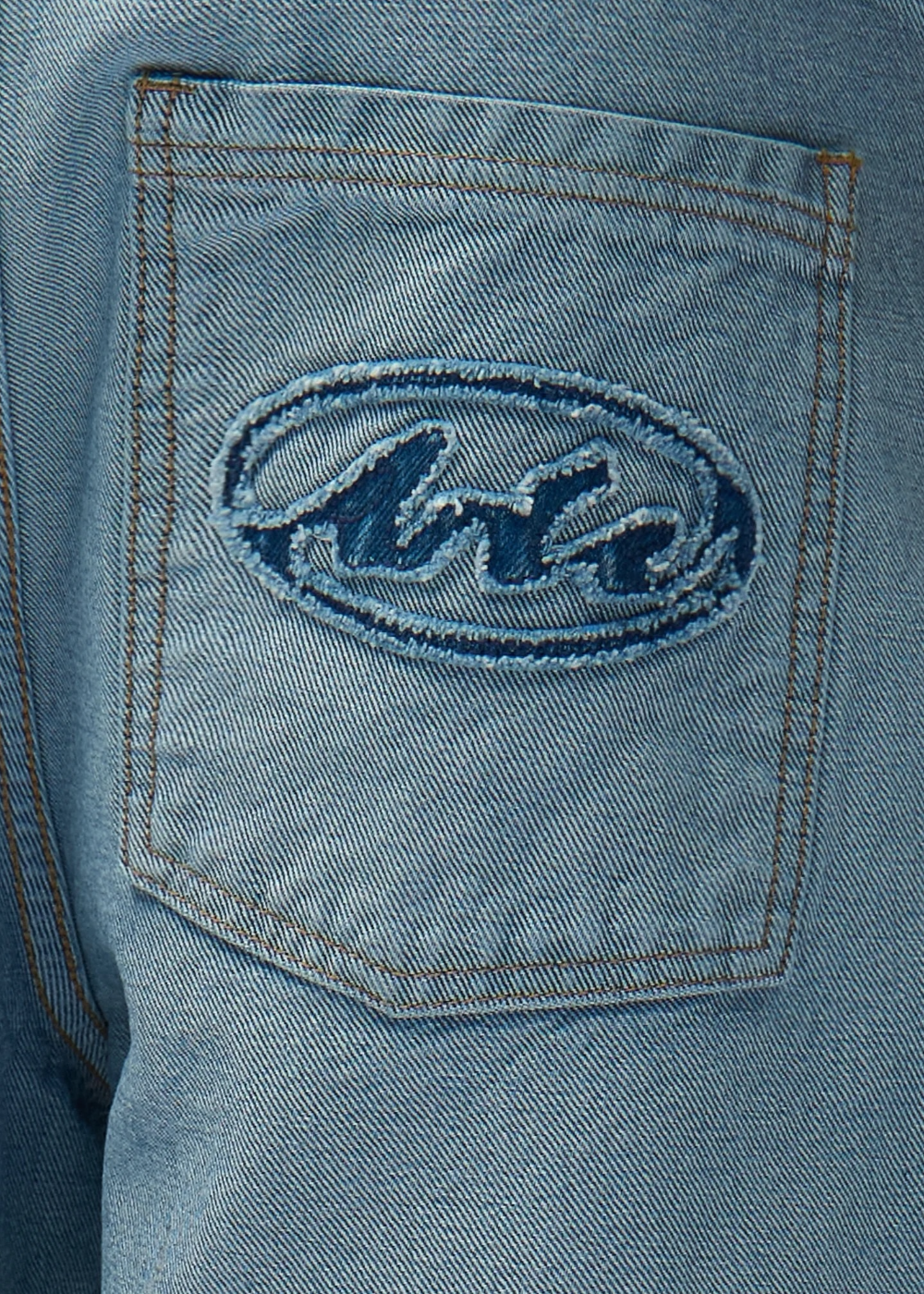 Gros plan sur les détails de construction inside out et la texture du denim bleu clair Arte Antwerp.