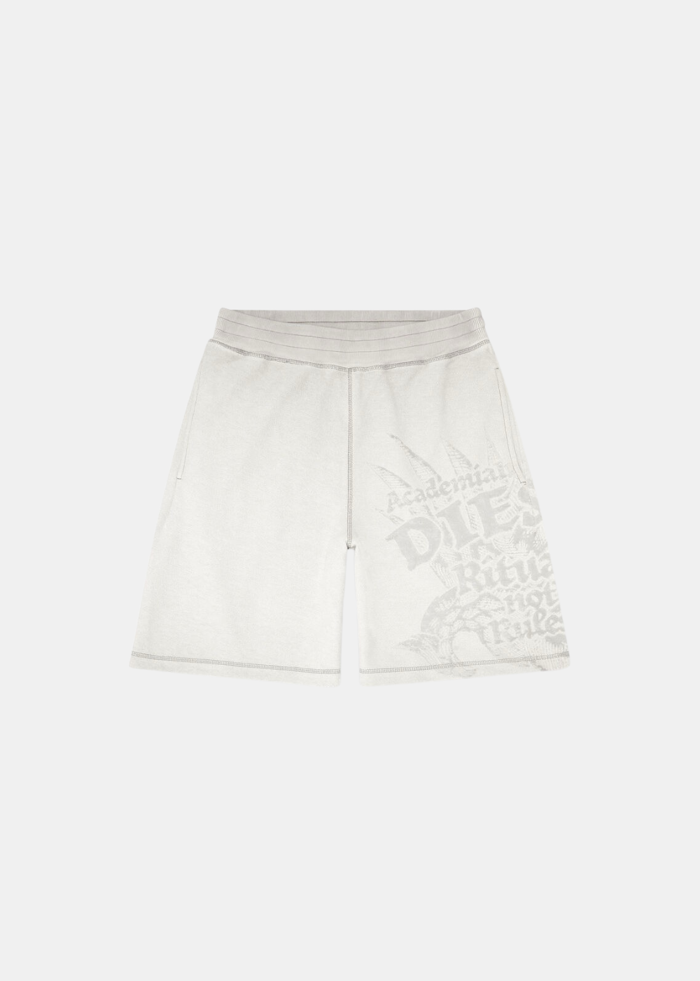 Packshot de face sur fond blanc du short en molleton gris clair Diesel, avec une taille élastique, une couture centrale apparente et un grand imprimé dévoré héraldique « Academia Diesel Rituals » ton sur ton sur la cuisse gauche