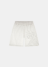 Packshot de face sur fond blanc du short en molleton gris clair Diesel, avec une taille élastique, une couture centrale apparente et un grand imprimé dévoré héraldique « Academia Diesel Rituals » ton sur ton sur la cuisse gauche
