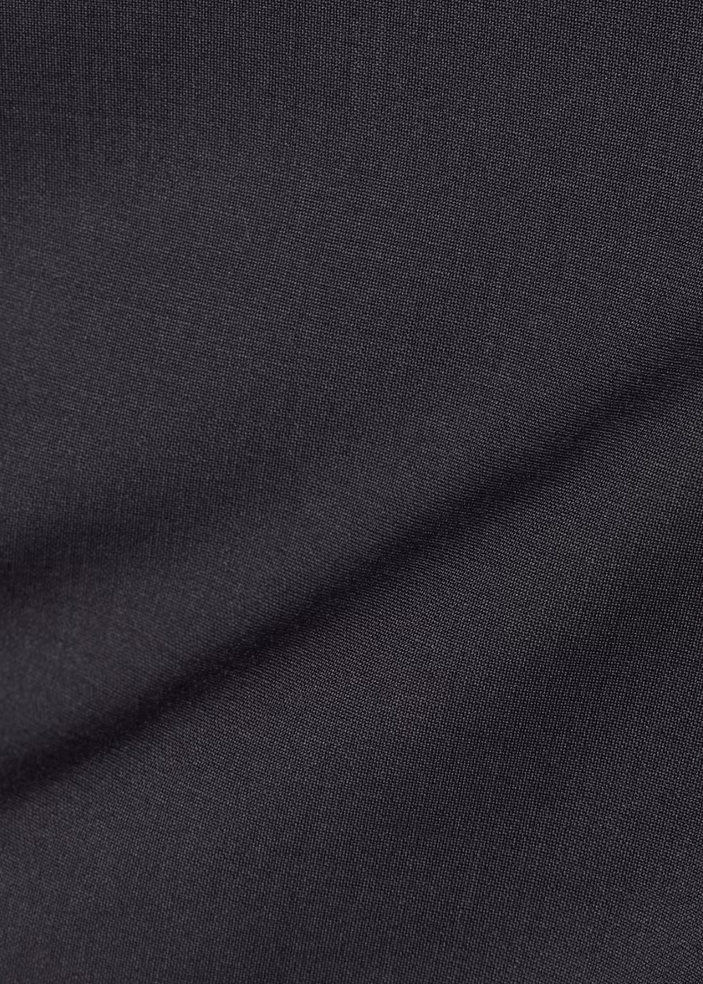 Gros plan sur le tissage en laine mélangée grise du short Lacoste révélant la texture fine du textile.