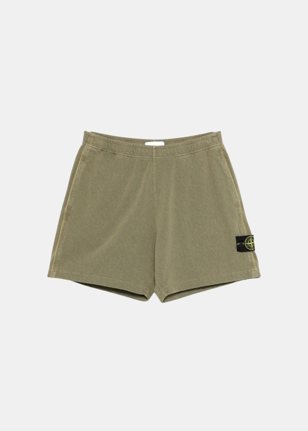 Packshot de face d'un short en molleton kaki délavé Stone Island avec badge boussole sur la jambe gauche.