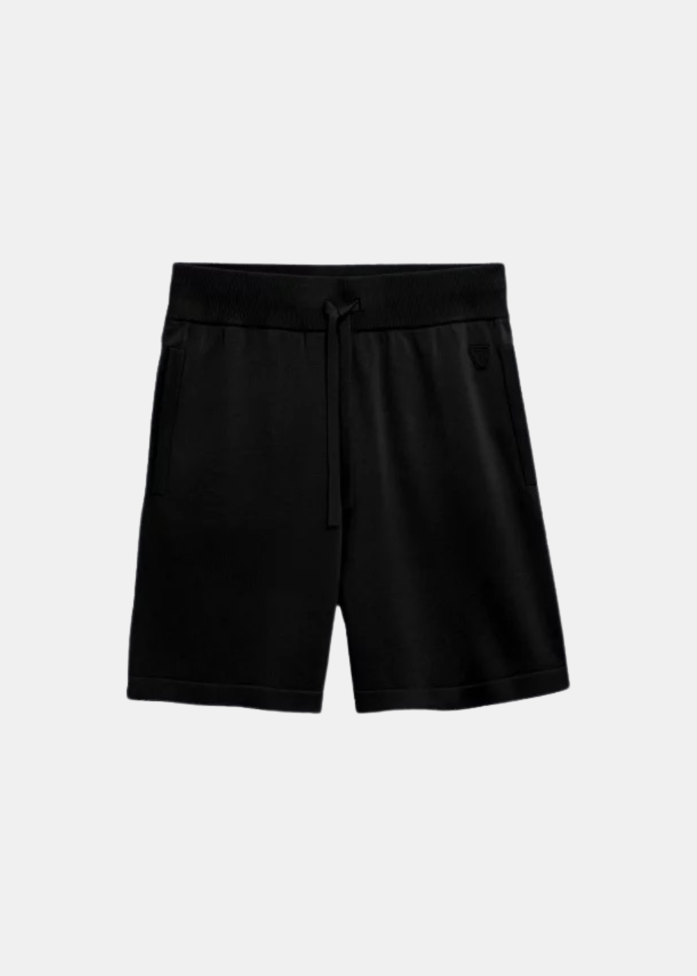 Packshot de face du short en maille noir Gertrude Isidore avec poches latérales et logo discret.