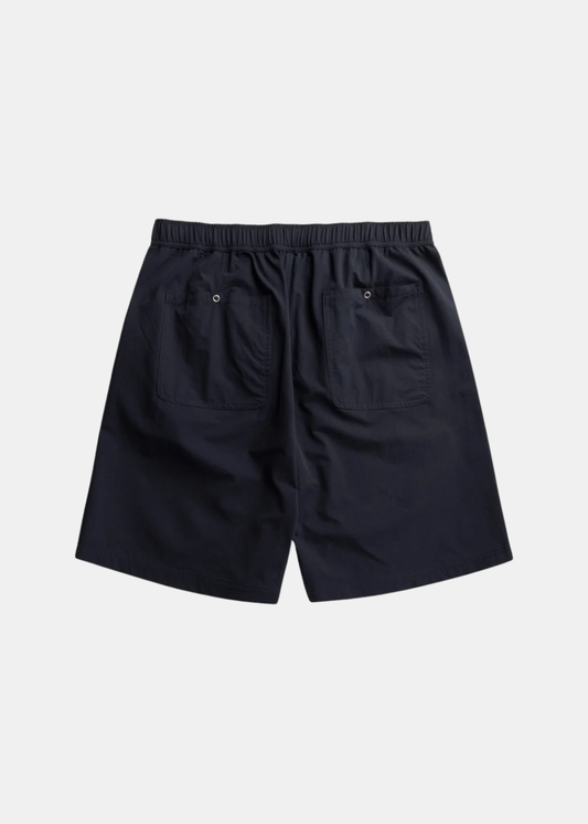 Packshot de dos du short technique Kvitfjell marine Norse Projects montrant la poche arrière et la coupe.