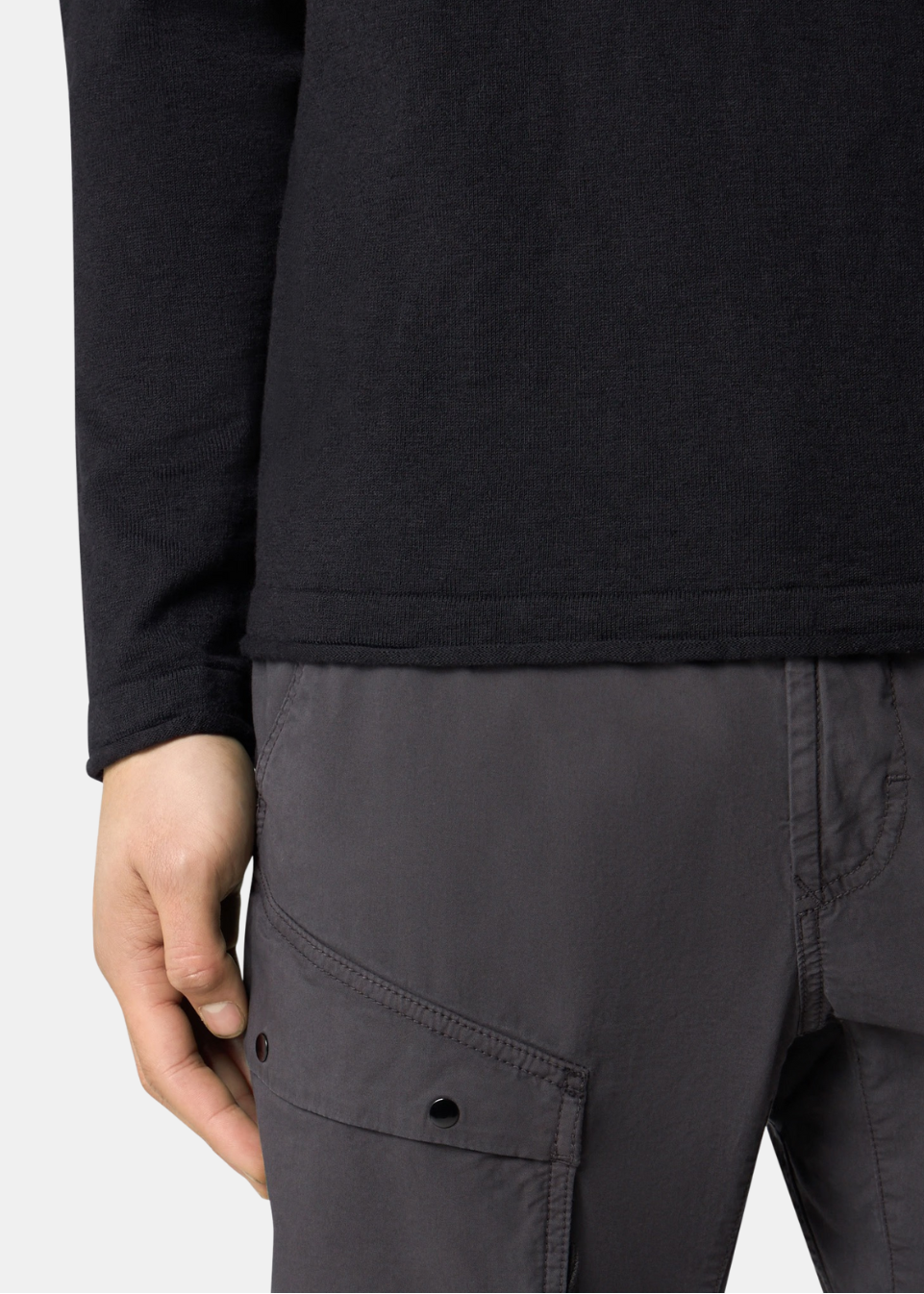 Gros plan sur les finitions élastiques du poignet et du bas du pull Stone Island noir.