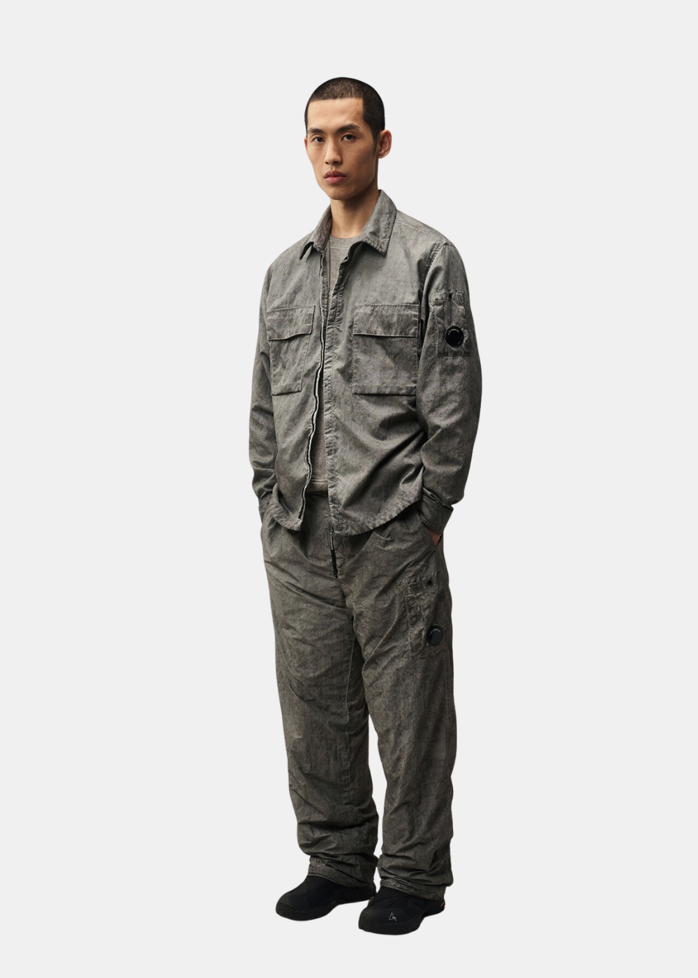 Mannequin homme portant la surchemise C.P. Company Panama-R grise avec le pantalon assorti.