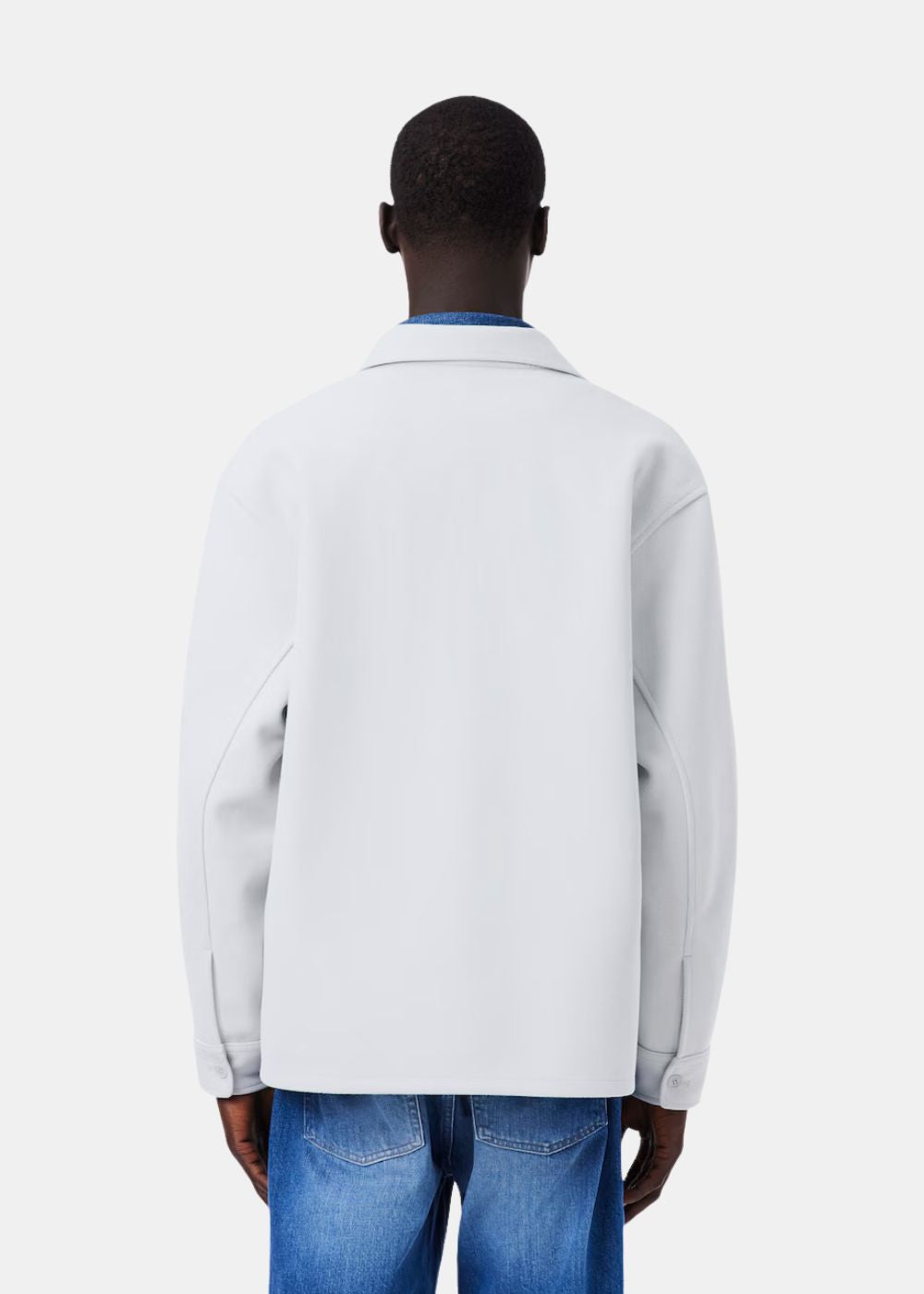 Vue de dos de la surchemise Lacoste gris clair coupe relaxed fit.