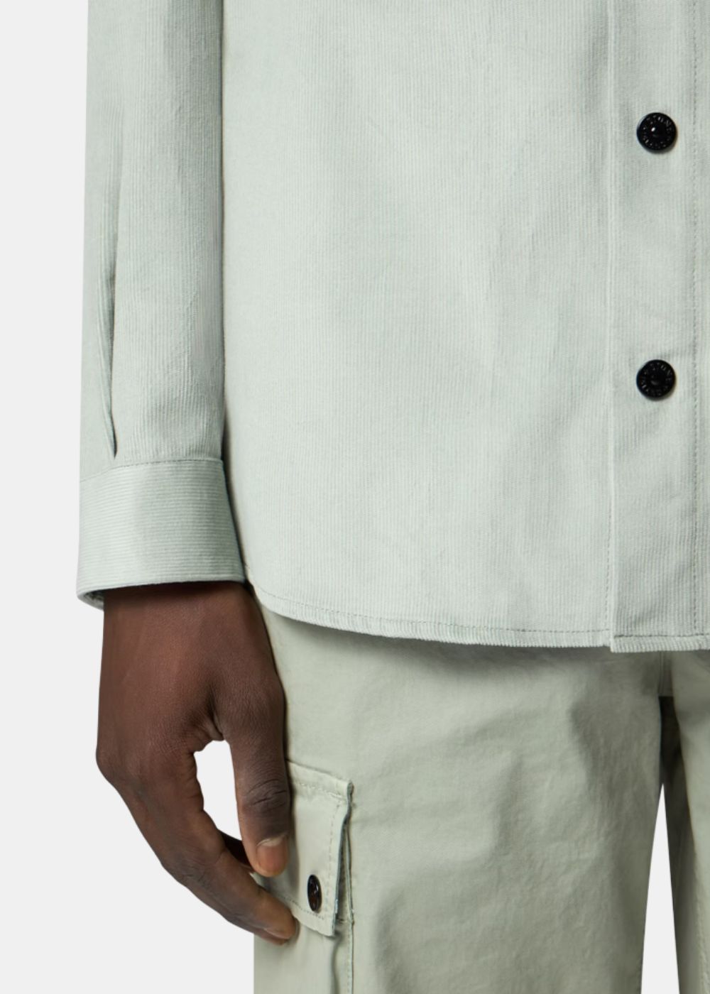 Détail boutons automatiques et ourlet arrondi de la surchemise Stone Island micro-corduroy gris homme