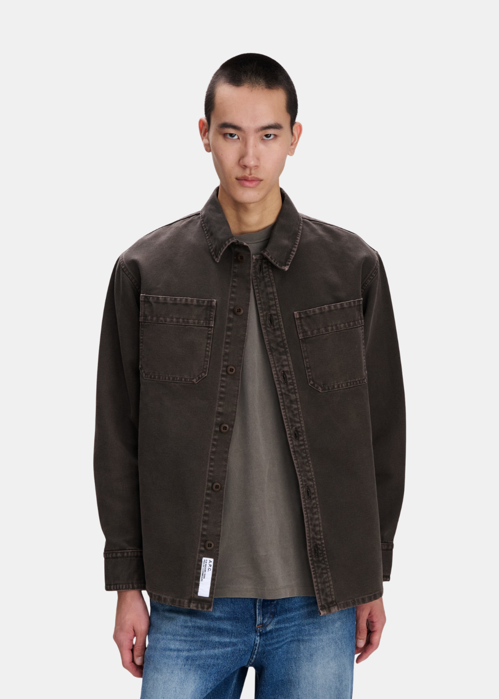 Surchemise marron A.P.C. Workwear en coton recyclé portée ouverte sur un t-shirt vert par un mannequin