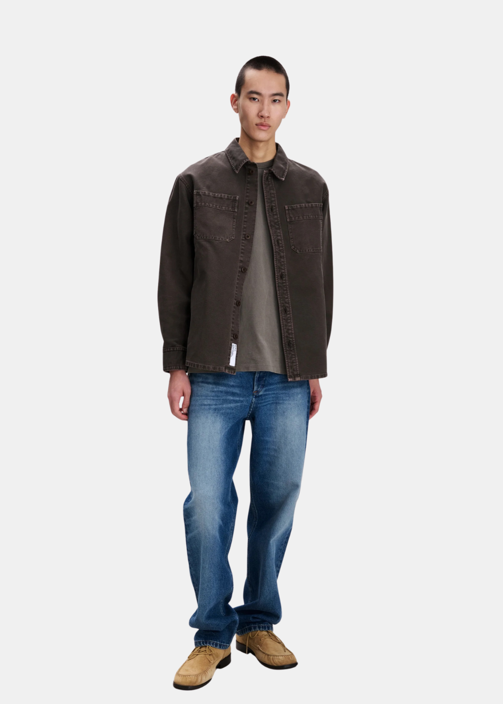 Silhouette portée de la surchemise Homme A.P.C. Workwear marron avec un jean bleu et des chaussures en daim