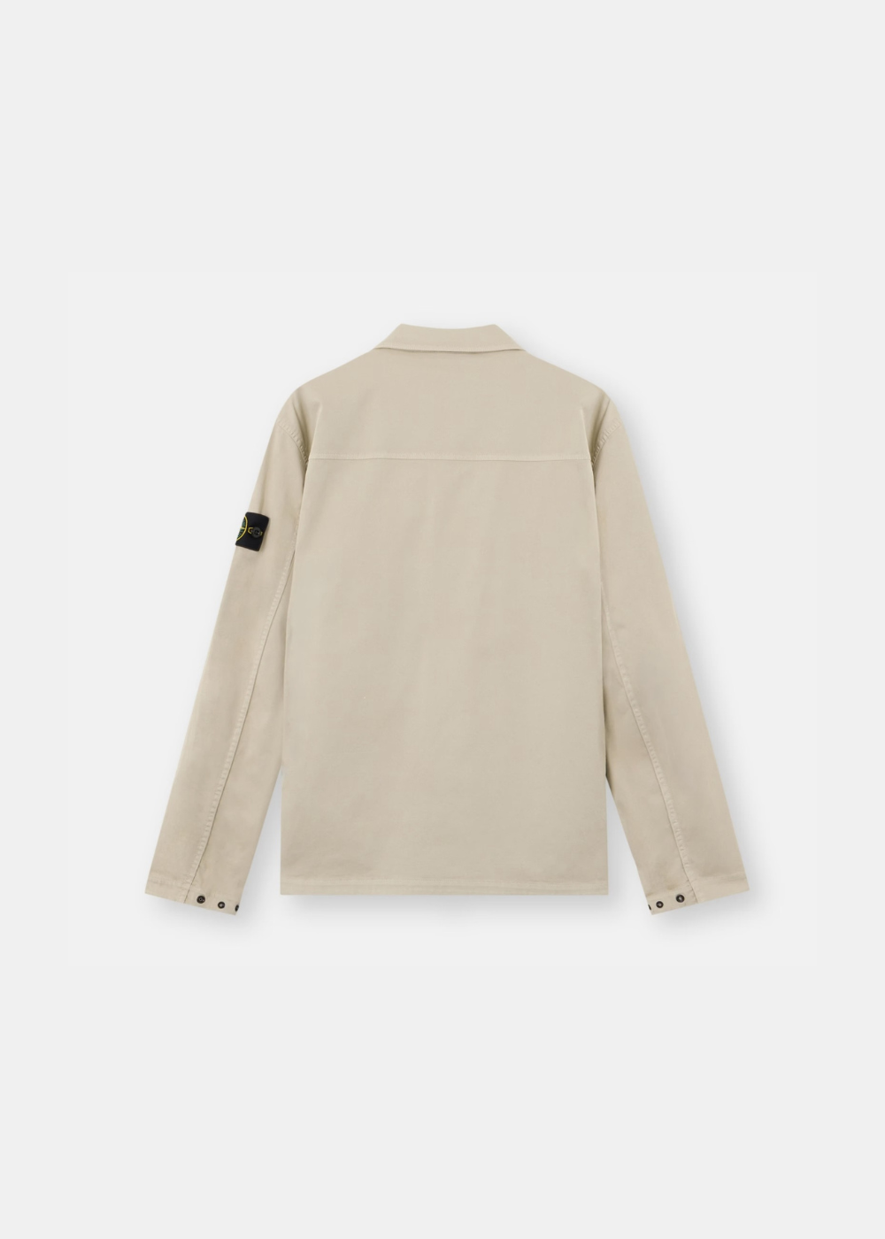 Packshot de dos d'une surchemise beige Stone Island montrant la coupe droite, l'empiècement horizontal et les finitions unies.