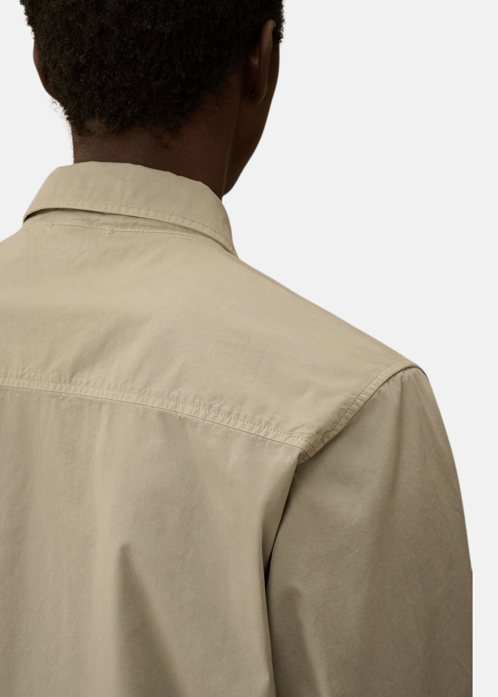 Gros plan sur le dos et le col de la surchemise C.P. Company en gabardine  beige.