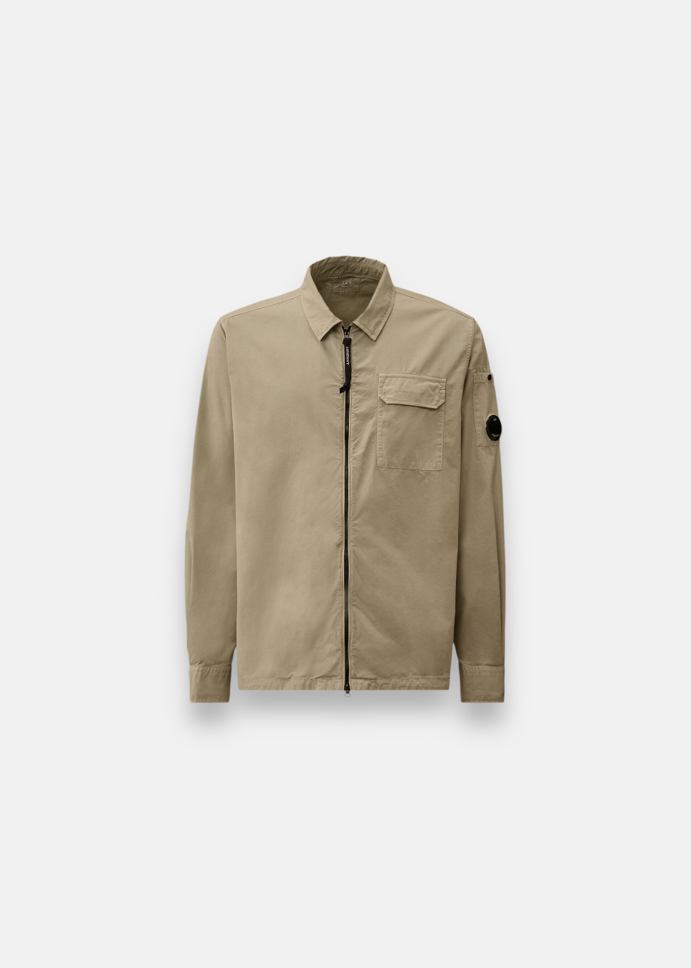 Surchemise C.P. Company zippée beige, en gabardine de coton, avec poche poitrine et détail Lens sur la manche.