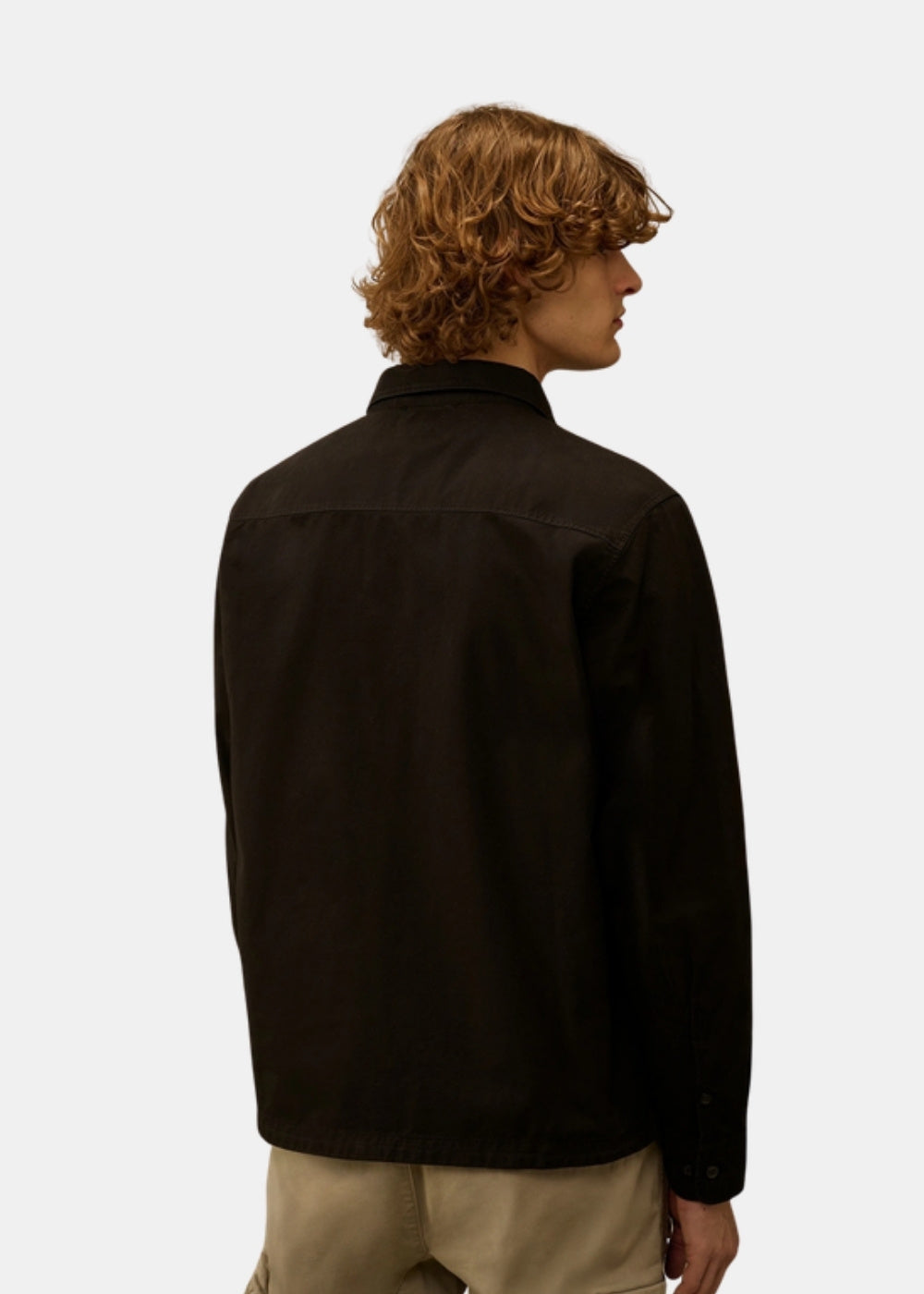 Porté de dos d'une surchemise noire C.P. Company en gabardine de coton, montrant la coupe classique et la ligne droite des épaules.