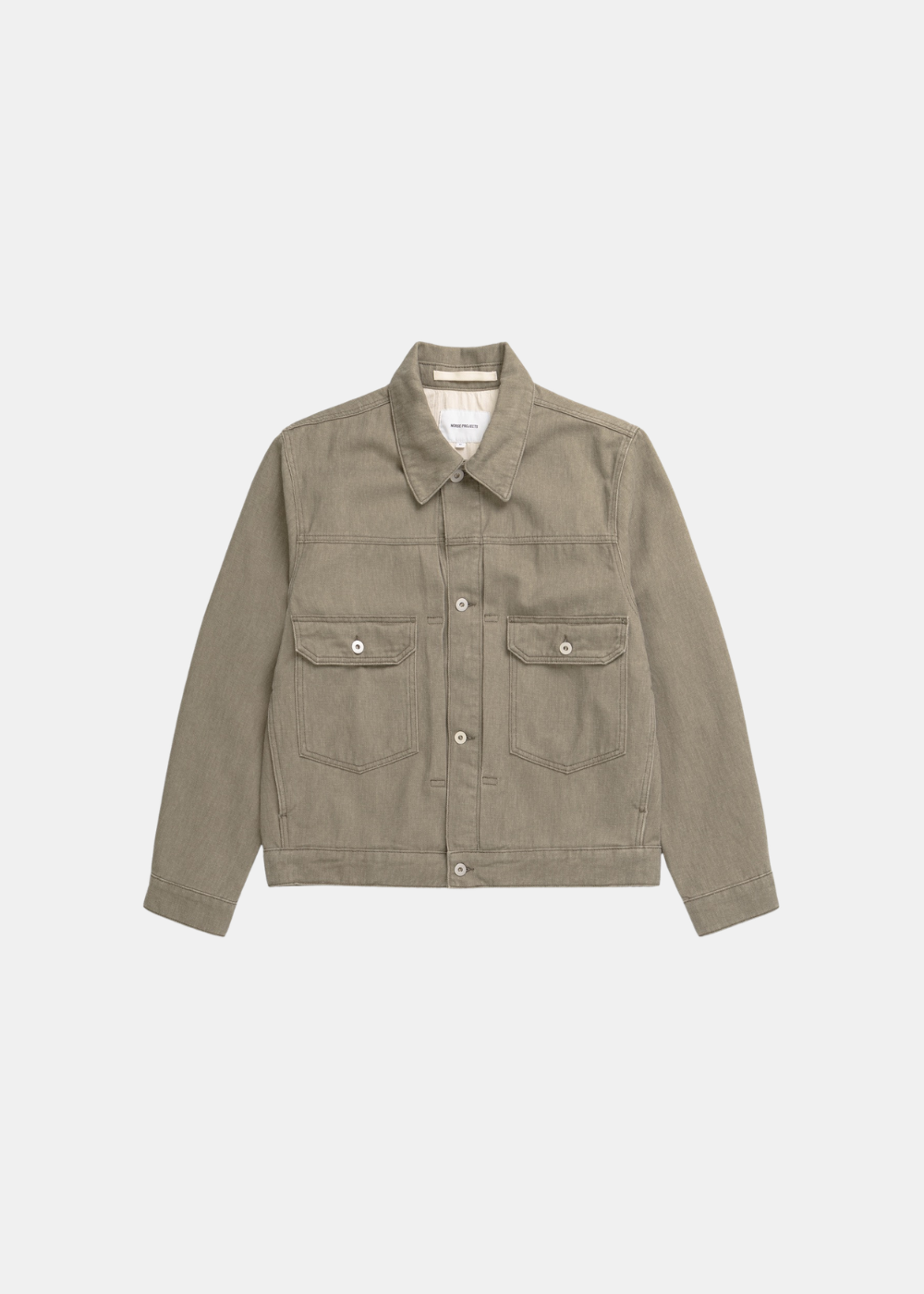 Surchemise homme kaki Norse Projects présentée de face à plat, avec poches à rabat et col chemise classique.