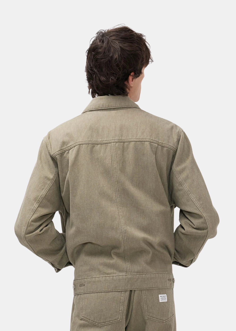 Vue de dos d'un mannequin portant la surchemise kaki Norse Projects, montrant la coupe droite et les coutures d'épaules.