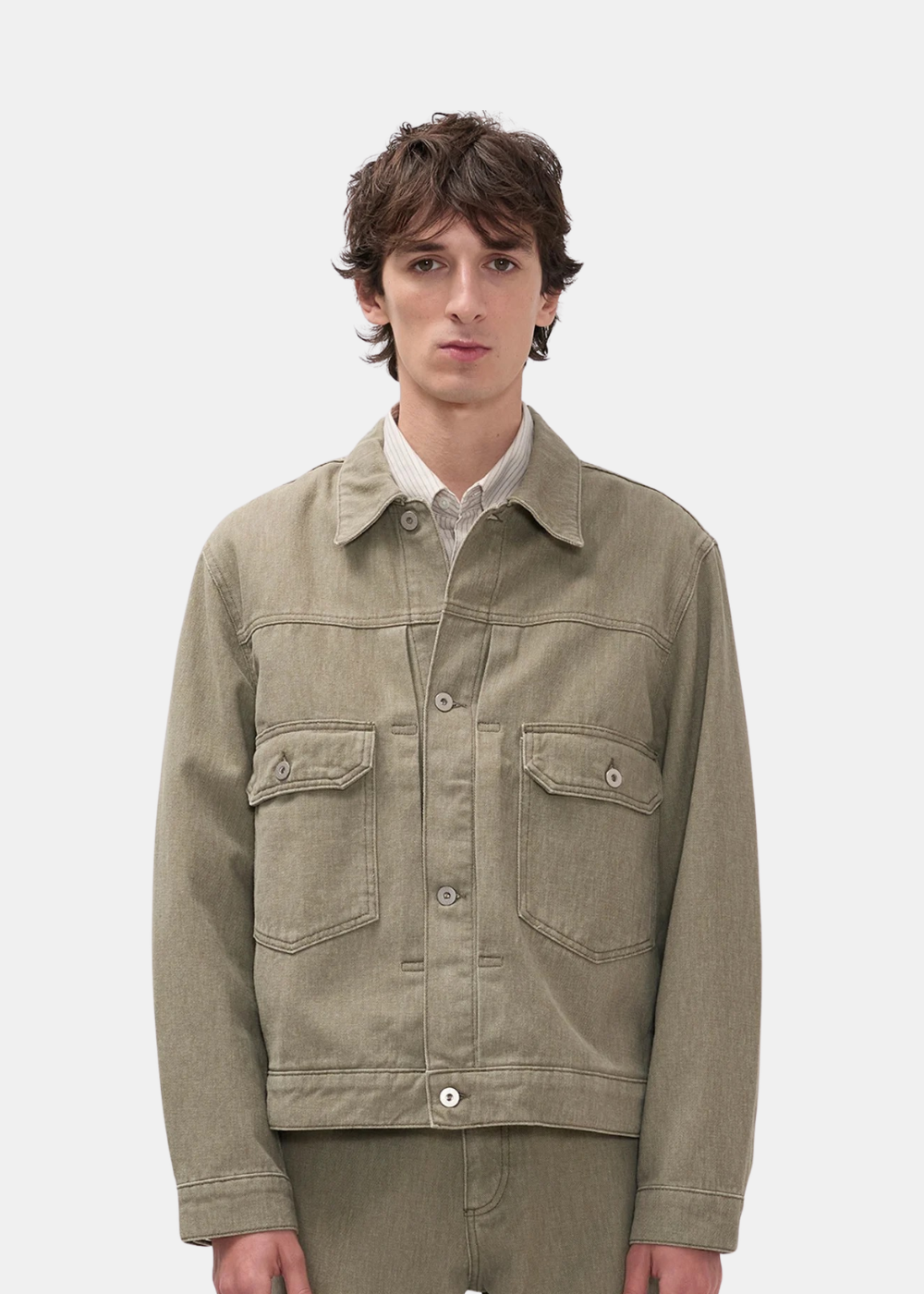 Mannequin homme de face portant la surchemise kaki Norse Projects avec deux poches poitrine boutonnées.