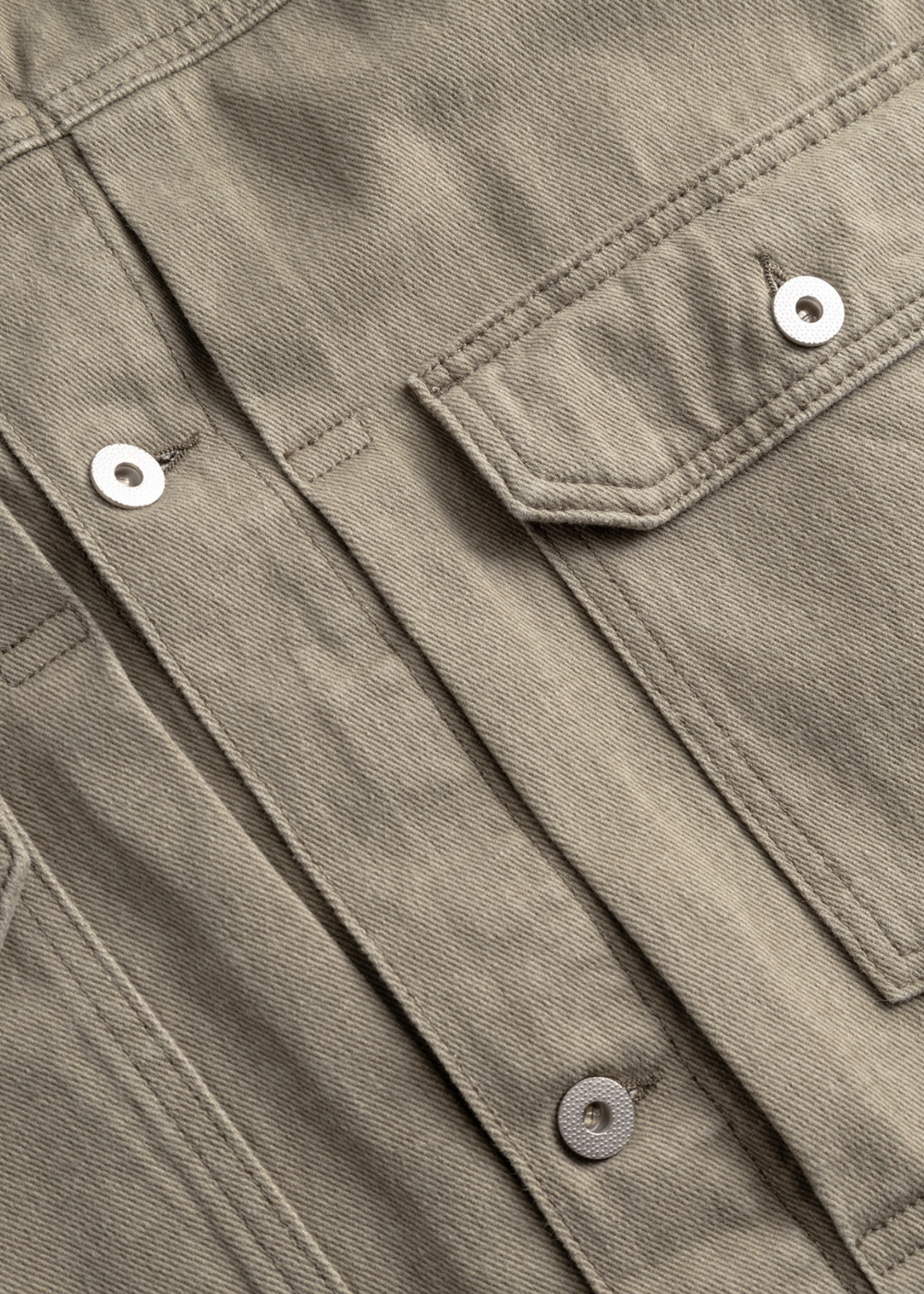 Zoom sur les poches poitrine et la patte de boutonnage centrale de la surchemise kaki Norse Projects